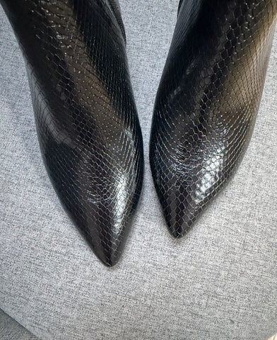 Botine damă din piele naturală – Negru sarpe, cu toc subțire și vârf ascuțit Simple
