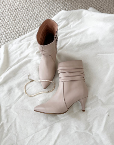 Botine damă din piele naturala nude – cu toc subțire și design plisat Fine and Raw