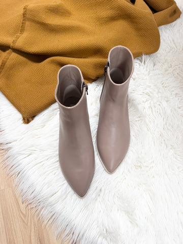 NEW Ghetute damă din piele naturala cu varf ascutit si talpă joasă Bej Fashion Love