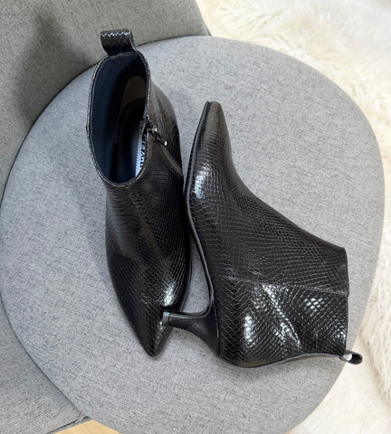 Botine damă din piele naturală – Negru sarpe, cu toc subțire și vârf ascuțit Simple