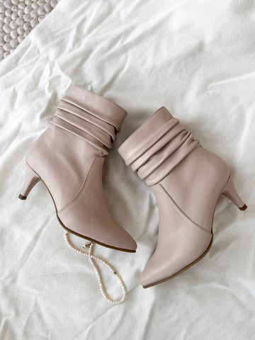 Botine damă din piele naturala nude – cu toc subțire și design plisat Fine and Raw