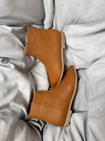 NEW Ghetute damă din piele naturală cu varf ascutit si talpă joasă Camel Fashion Love