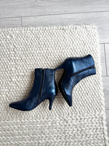 Ghete damă din piele naturală – Bleumarin sidefat, cu toc subțire elegant Be Grateful