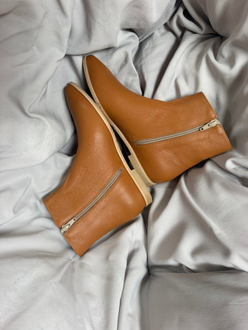 NEW Ghetute damă din piele naturală cu varf ascutit si talpă joasă Camel Fashion Love