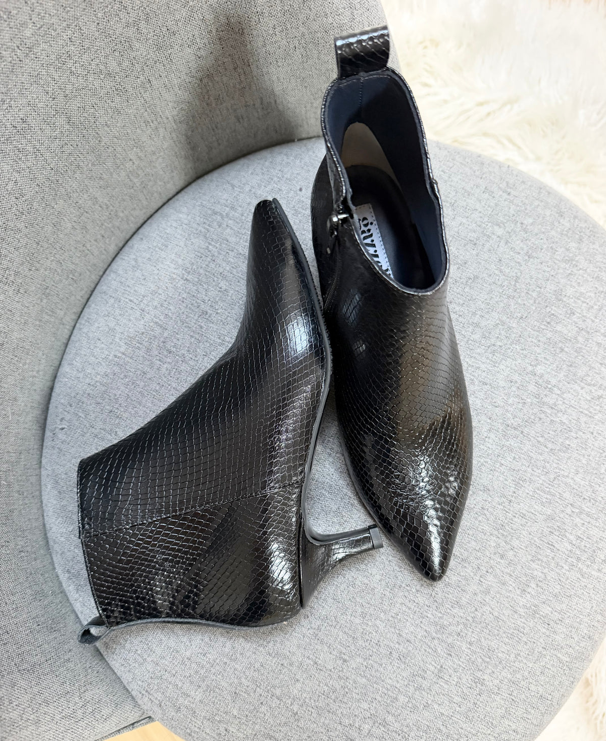 Botine damă din piele naturală – Negru sarpe, cu toc subțire și vârf ascuțit Simple