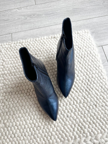 Ghete damă din piele naturală – Bleumarin sidefat, cu toc subțire elegant Be Grateful