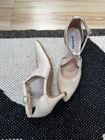 Pantofi Strike a Pose Crem