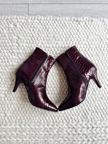 Ghete damă din piele naturală  – Grena croco, cu toc subțire elegant Be Grateful
