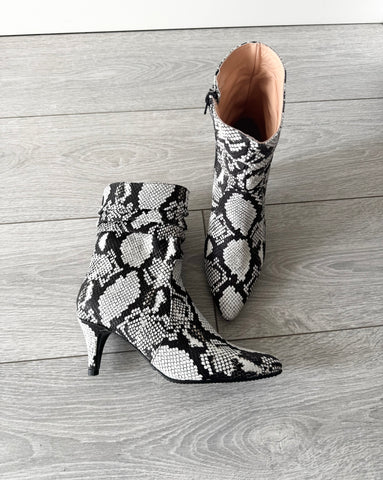 Botine damă din piele naturală snake – cu toc subțire și design plisat Fine and Raw