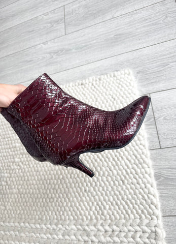 Ghete damă din piele naturală  – Grena croco, cu toc subțire elegant Be Grateful