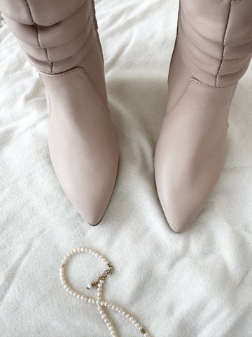 Botine damă din piele naturala nude – cu toc subțire și design plisat Fine and Raw